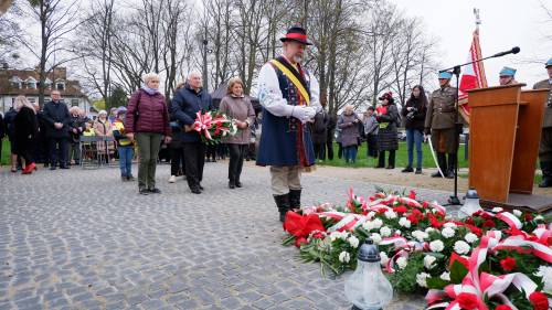 Uroczyste złożenie kwiatów pod pomnikiem podczas obchodów 83. rocznicy Zbrodni Katyńskiej